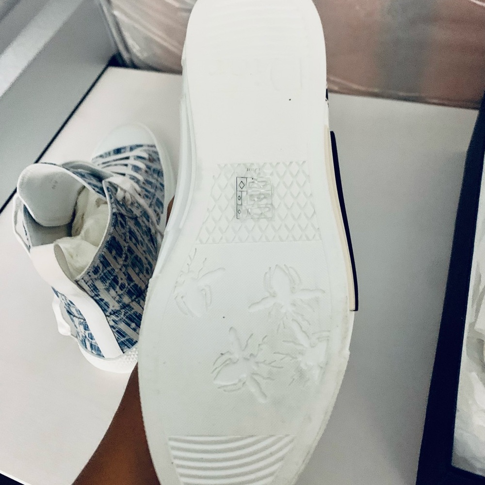 Dior Blue and White Oblique High-Top Sneaker - Picture 4 of 5